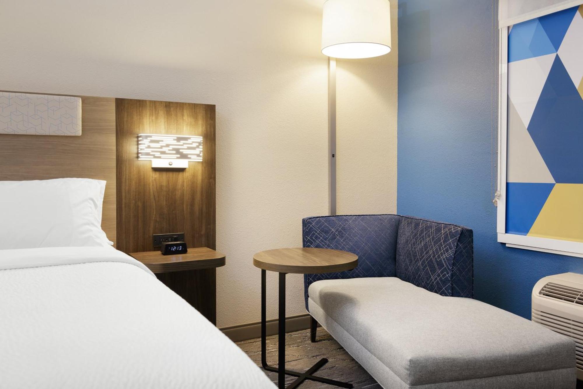 Holiday Inn Express Hotel & Suites Terre Haute By Ihg Екстер'єр фото