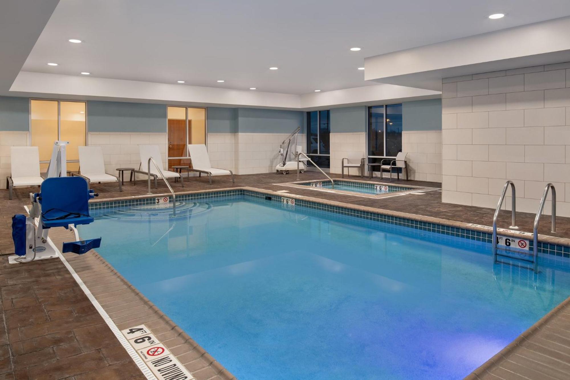 Holiday Inn Express Hotel & Suites Terre Haute By Ihg Екстер'єр фото