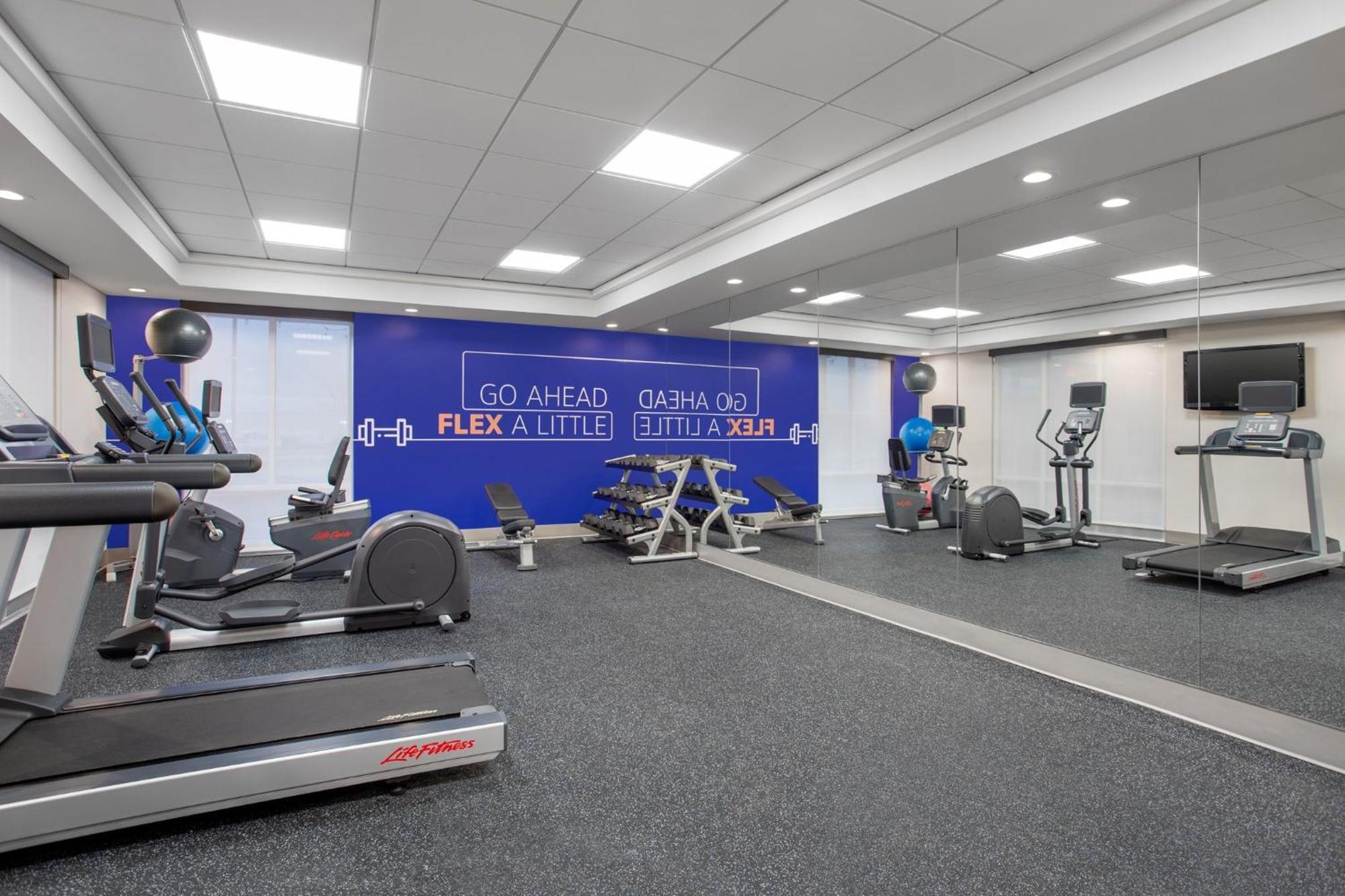 Holiday Inn Express Hotel & Suites Terre Haute By Ihg Екстер'єр фото