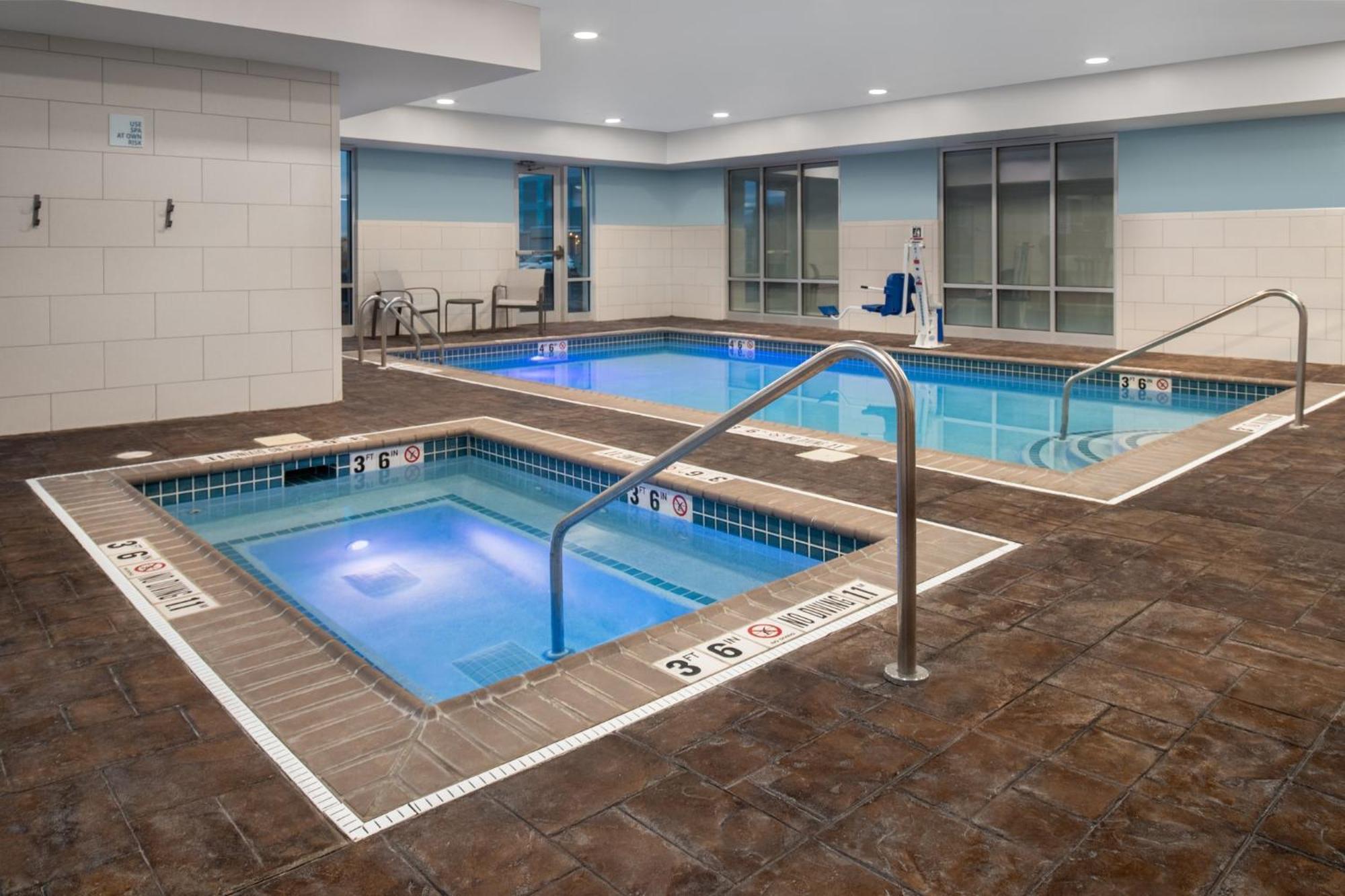 Holiday Inn Express Hotel & Suites Terre Haute By Ihg Екстер'єр фото